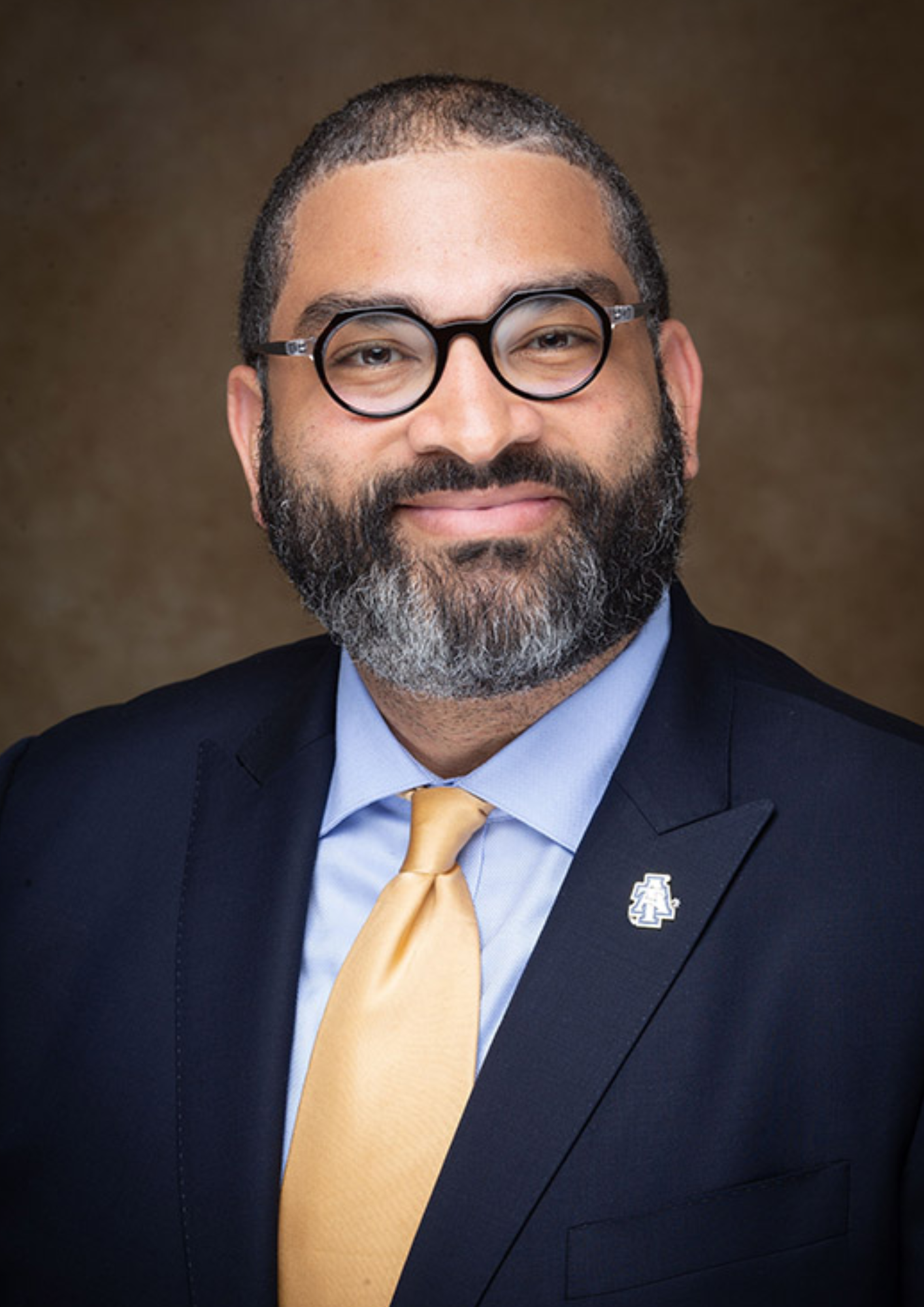 Oliver M. Thomas Headshot